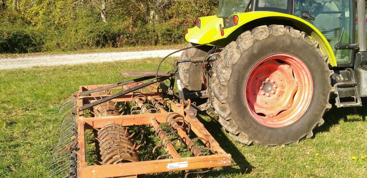 Un aérateur de prairie à Larceveau